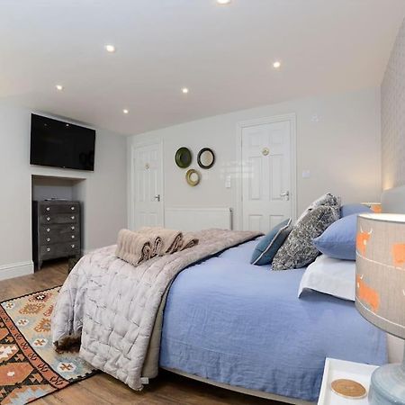 Apartment West With Free Parking Whitby Buitenkant foto