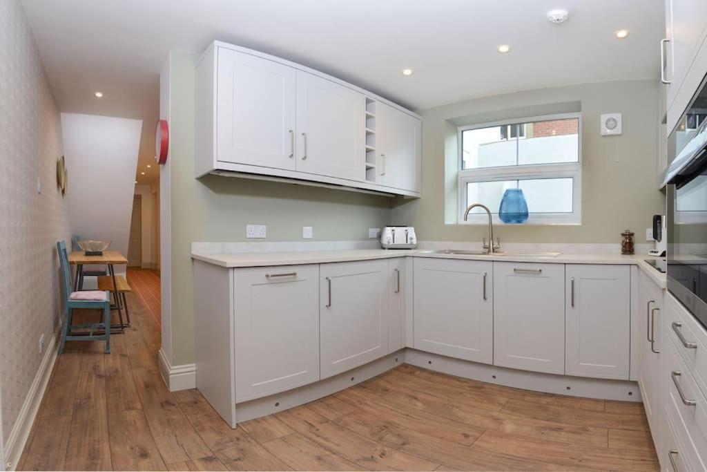 Apartment West With Free Parking Whitby Buitenkant foto