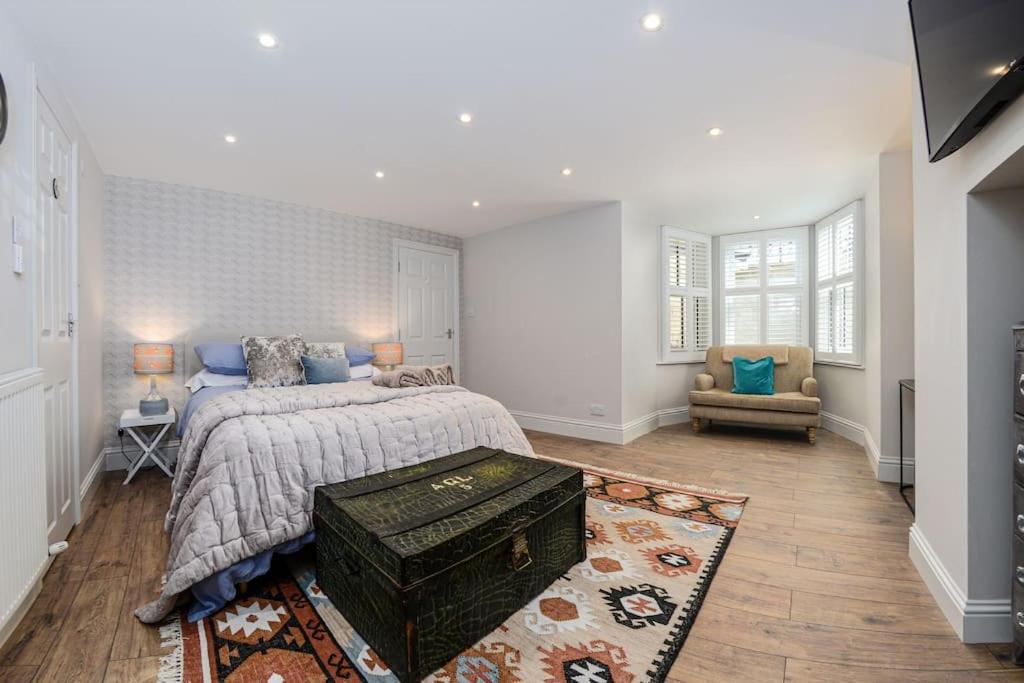 Apartment West With Free Parking Whitby Buitenkant foto