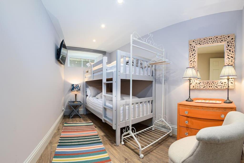 Apartment West With Free Parking Whitby Buitenkant foto