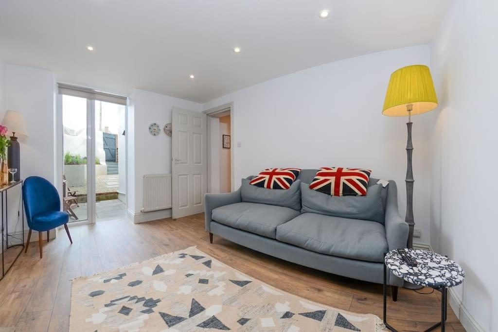 Apartment West With Free Parking Whitby Buitenkant foto