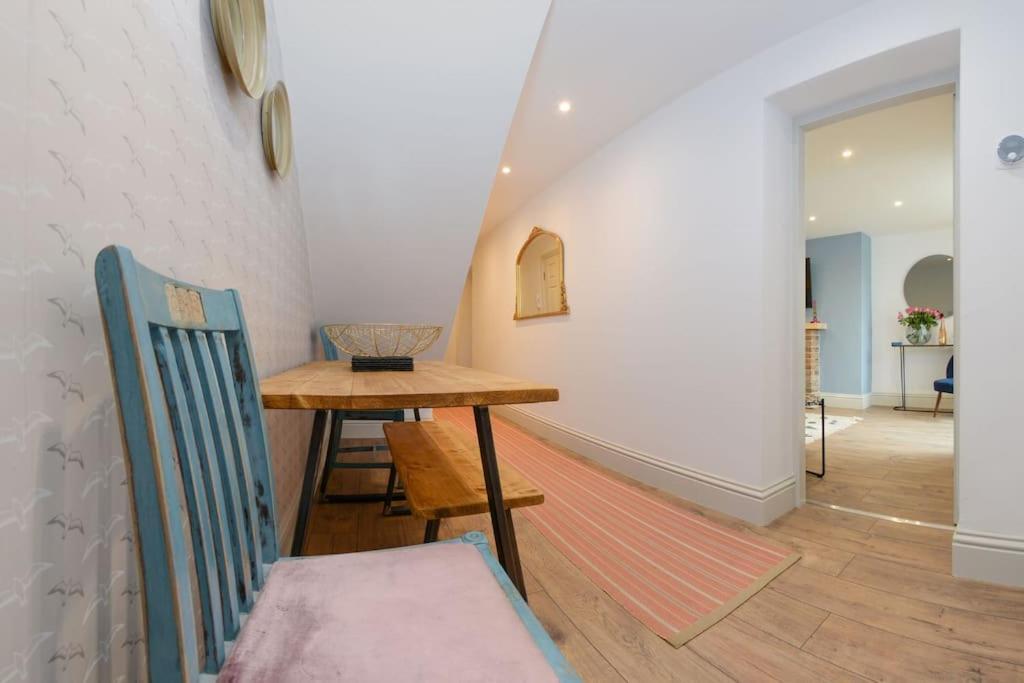 Apartment West With Free Parking Whitby Buitenkant foto