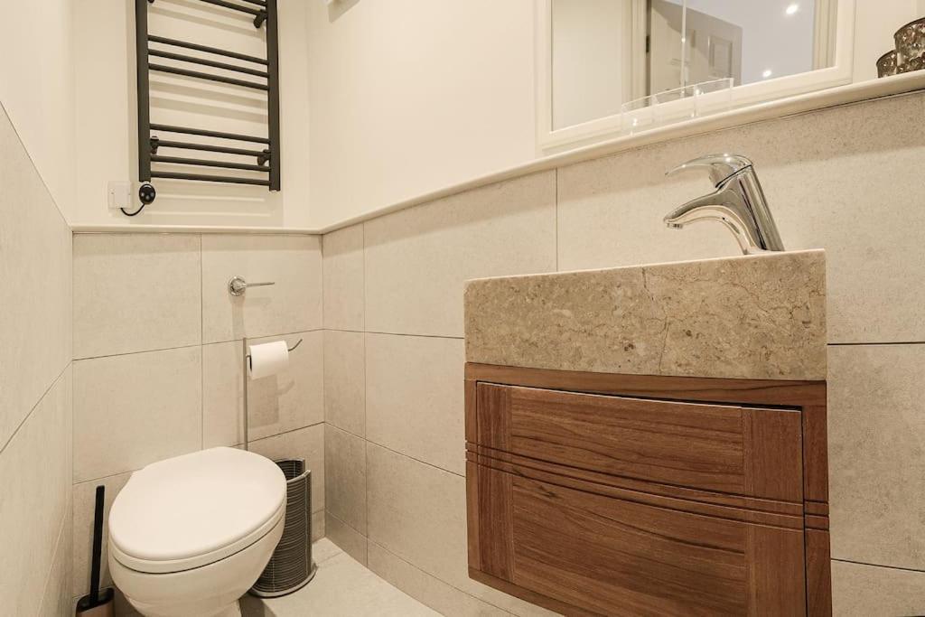 Apartment West With Free Parking Whitby Buitenkant foto