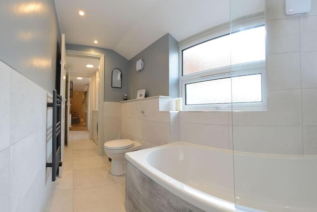 Apartment West With Free Parking Whitby Buitenkant foto