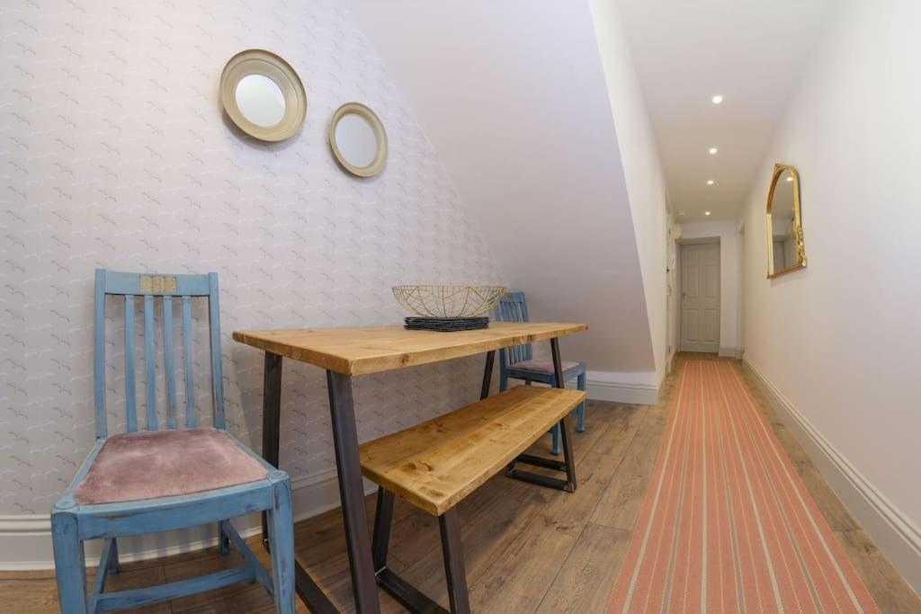 Apartment West With Free Parking Whitby Buitenkant foto