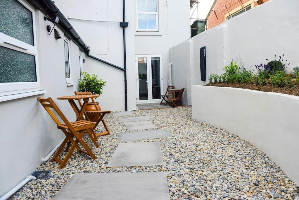 Apartment West With Free Parking Whitby Buitenkant foto