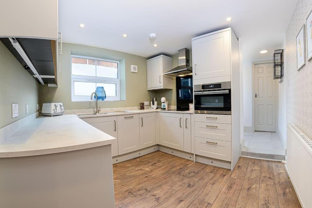 Apartment West With Free Parking Whitby Buitenkant foto