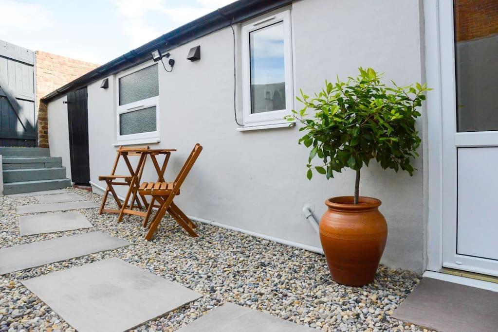 Apartment West With Free Parking Whitby Buitenkant foto