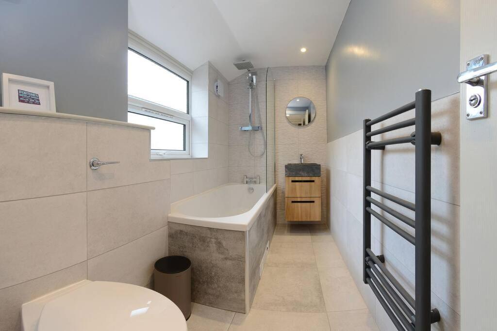 Apartment West With Free Parking Whitby Buitenkant foto