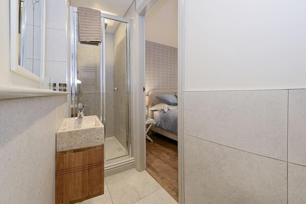 Apartment West With Free Parking Whitby Buitenkant foto