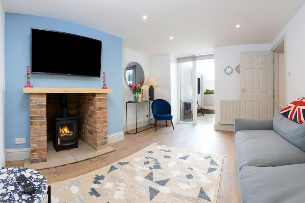 Apartment West With Free Parking Whitby Buitenkant foto